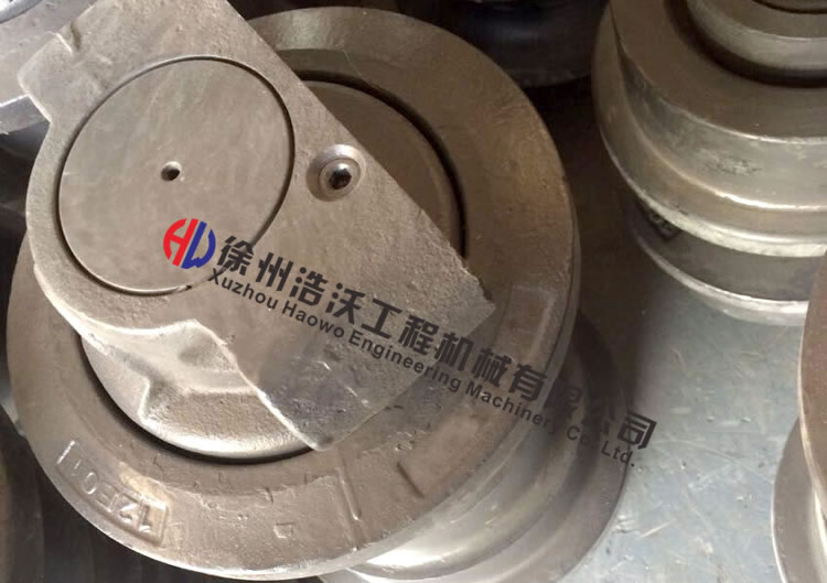 沃尔沃210原装底盘件支重轮